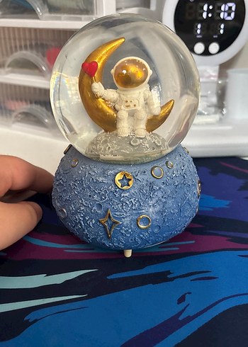 Ay ve Astronot Figürlü Müzikli Kar Küresi