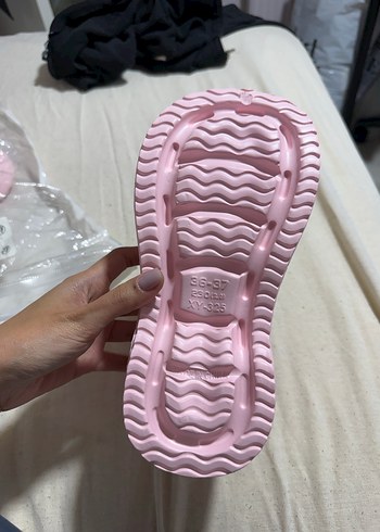 Diğer Pembe Tokalı Terlik