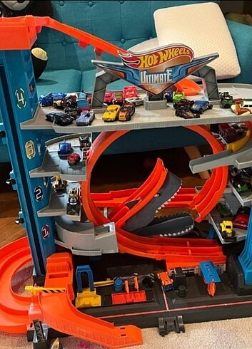 HOT WHEELS DEV ARABA GARAJI