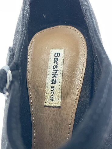 37 Beden siyah Renk Bershka Platform %70 İndirimli.