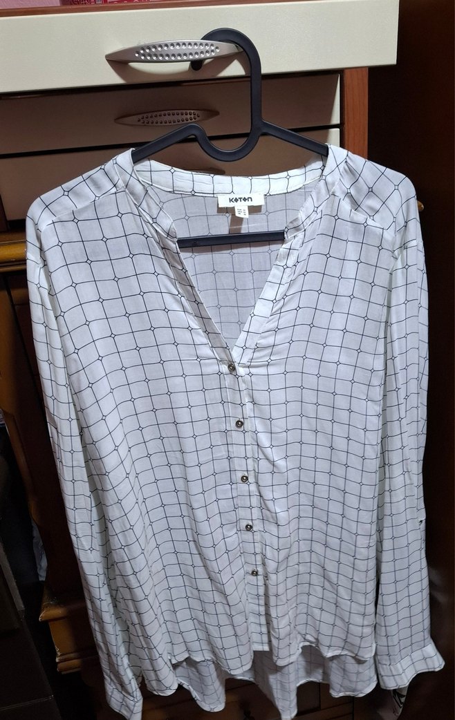 Koton  Kareli V Yaka Düğmeli Kadın Gömlek - Görsel 2