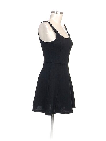 H&M H&M Kısa Elbise %70 İndirimli.
