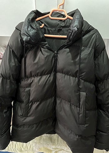 Kadın Siyah Fermuarlı Kapüşonlu Kışlık Mont - Görsel 4