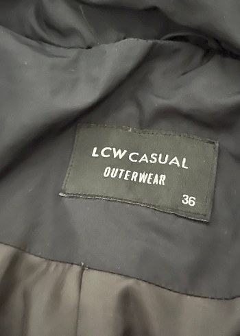 Siyah Yüksek Yakalı Kürklü Kolsuz Mont - Görsel 4