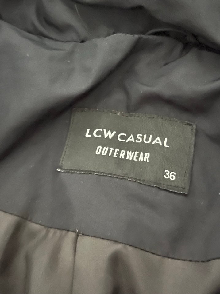 Siyah Yüksek Yakalı Kürklü Kolsuz Mont - Görsel 4