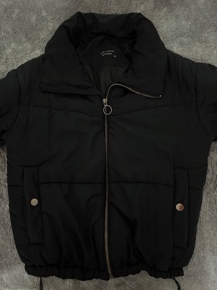 Siyah Yüksek Yakalı Kürklü Kolsuz Mont - Görsel 2