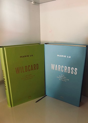Beden Warcross Serisi, Marie Lu.