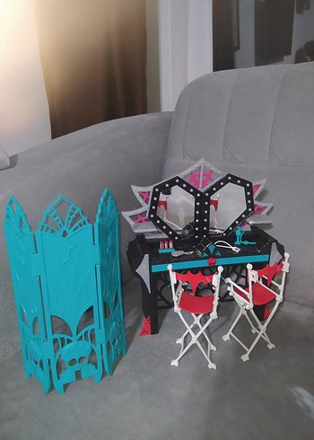 monster high dressing room
