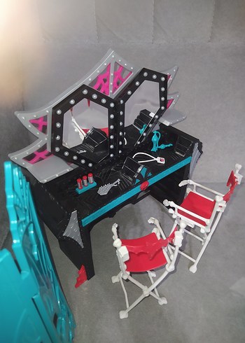Beden monster high dressing room