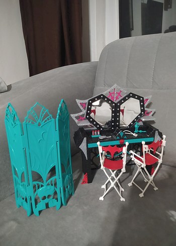 monster high dressing room