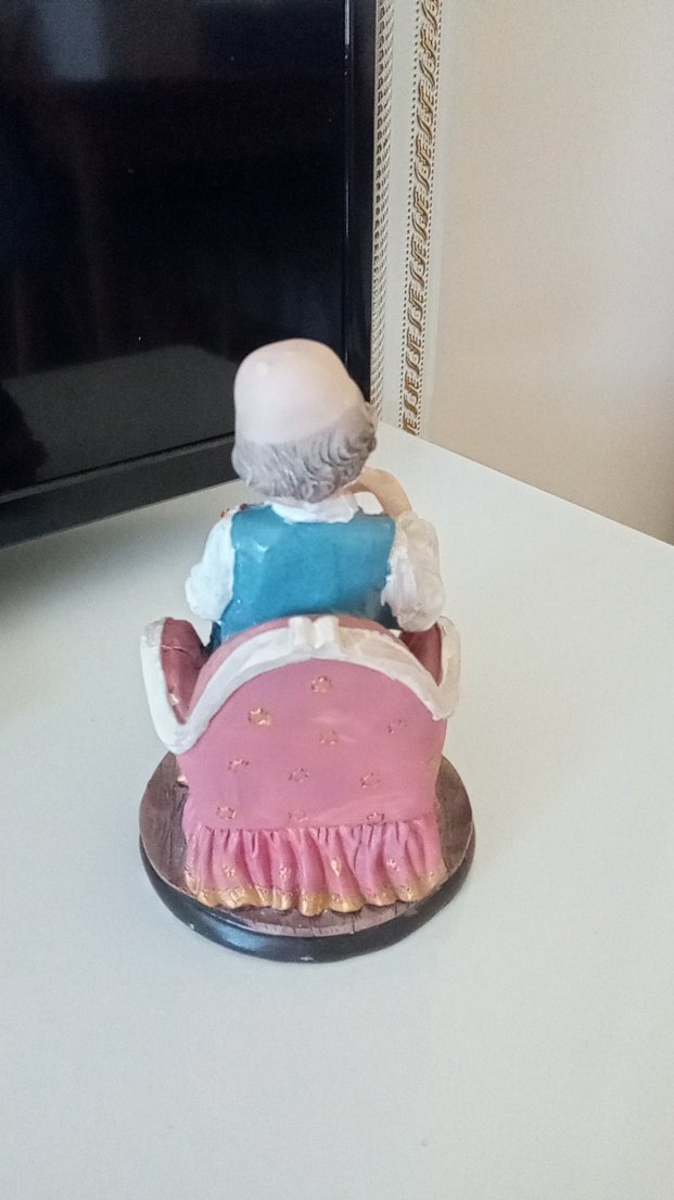 Pastel Renkli Kitap Okuyan Figürin - Görsel 2