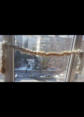 bej ve krem renkli tüylü boyun şalı