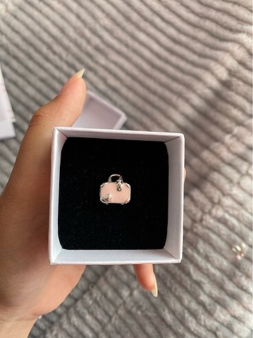 Beden Pandora love travel charm
