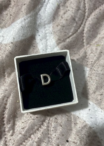 Pandora charm 'D' Harfi Detaylı