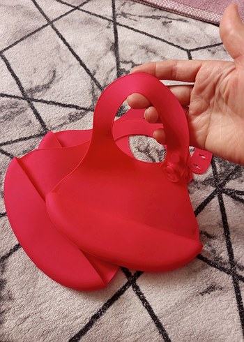 Kırmızı Bebek Önlüğü Silikon - Görsel 3