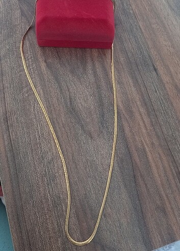 Altın rengi unisex kolye