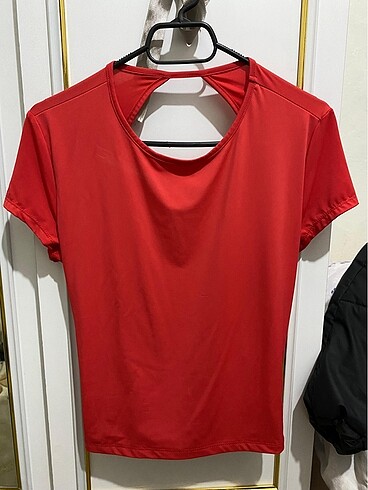 bershka sırtı açık tshirt