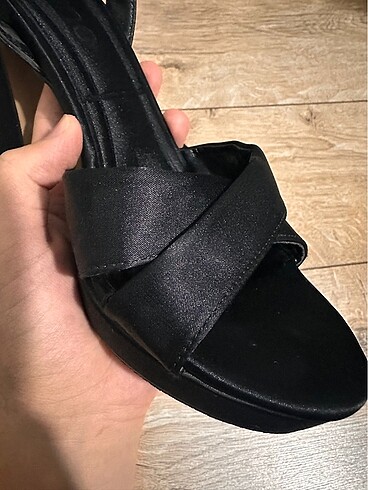 Siyah topuklu ayakkabı