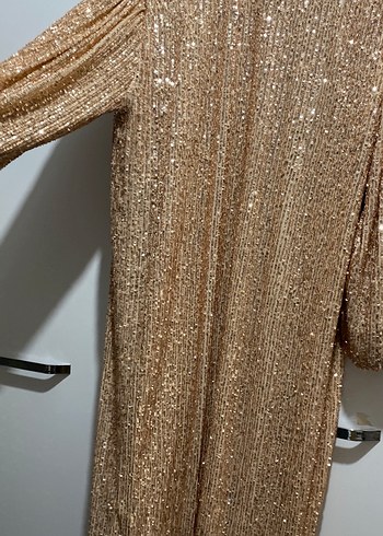 Parlak Altın Renk Uzun Kollu Abiye Elbise - Görsel 3