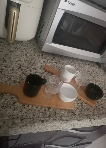 2 li porselen sunumluk ahşap standı ile kahve takımı. 