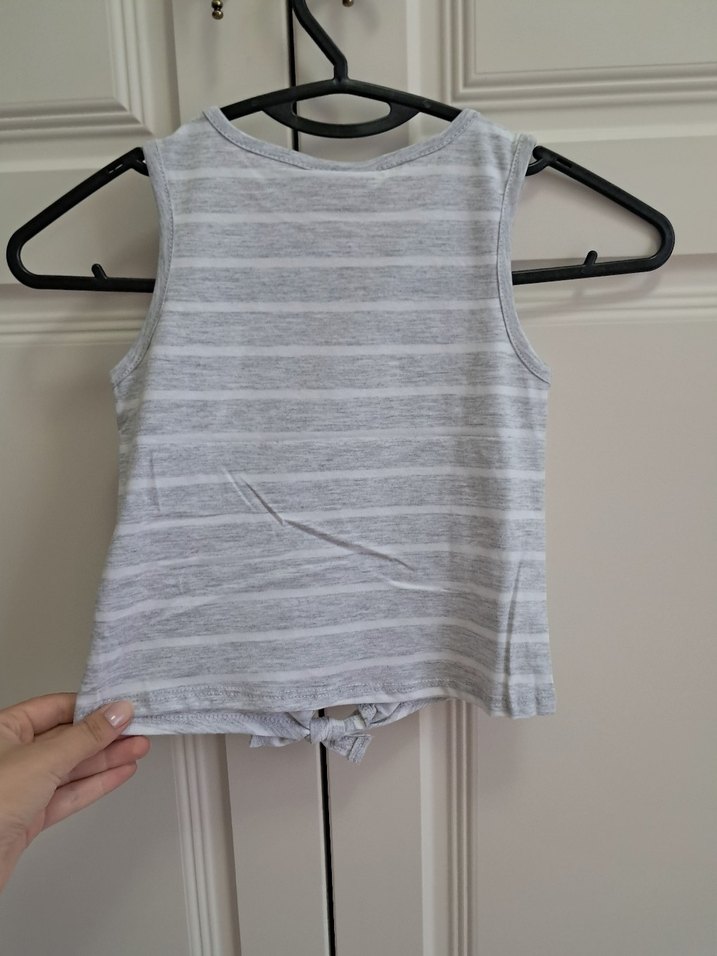 LCW Etiketli Kız Çocuk Gri Payetli Kolsuz Tişört - Görsel 4