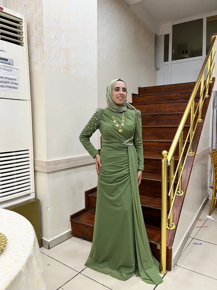 Haki Renk Uzun Kol Drapeli Tesettür Abiye - Görsel 2