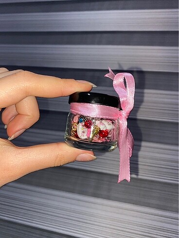 Hello Kitty Minik Takı Kavanozu 8 ürün içerir