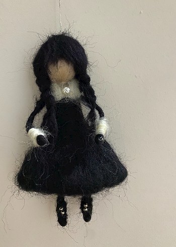 Siyah Elbise ve Örgülü Saçlı Bebek keçe