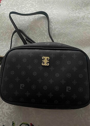 Pierre Cardin markalı 
