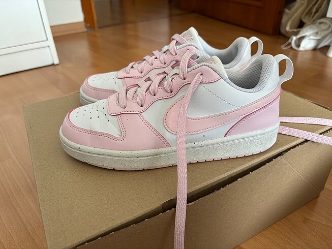 Nike Court borough low pembe