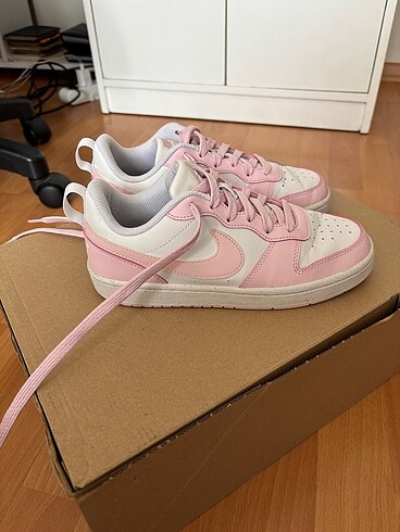 36 Beden Nike Court borough low pembe