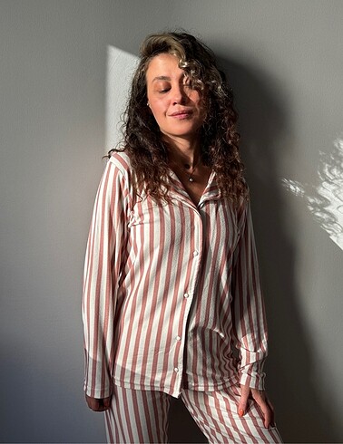 l Beden Pembe beyaz çizgili pijama takımı
