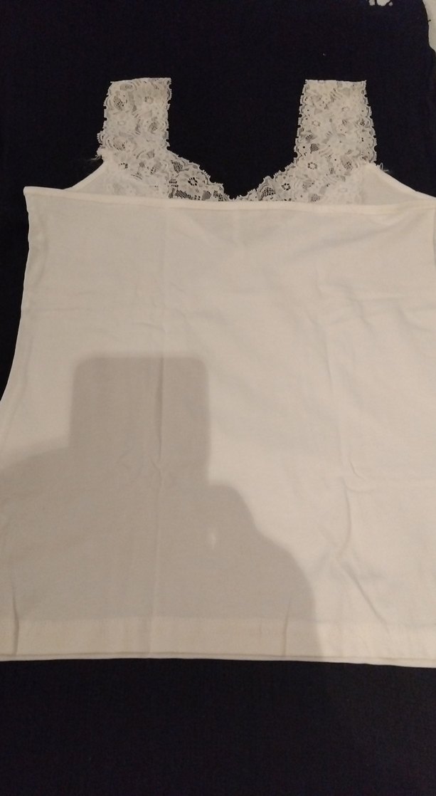 Dantel Detaylı Beyaz V Yakalı Kadın Atlet - Görsel 2