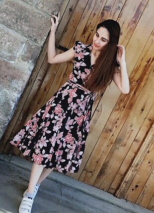 Çiçekli elbise
