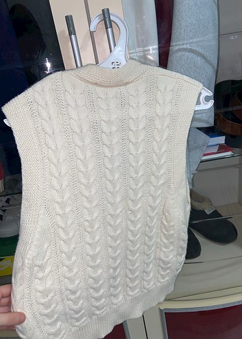V Yaka Örgü Beyaz Süveter - Görsel 3