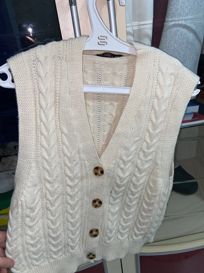 V Yaka Örgü Beyaz Süveter - Görsel 4