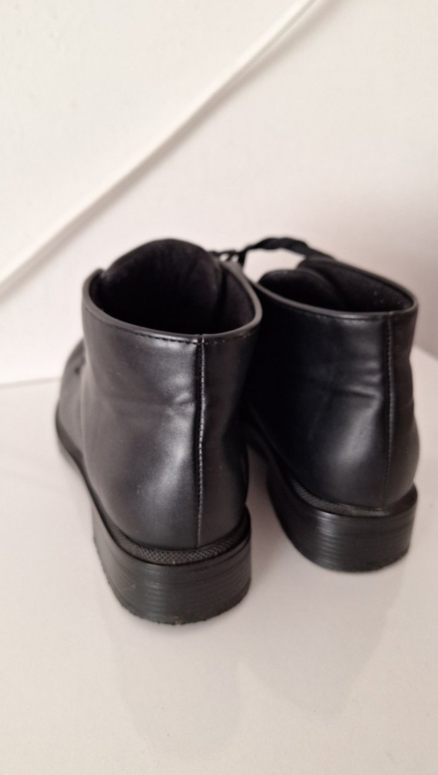 Siyah Minimalist Goth Bot - Görsel 3