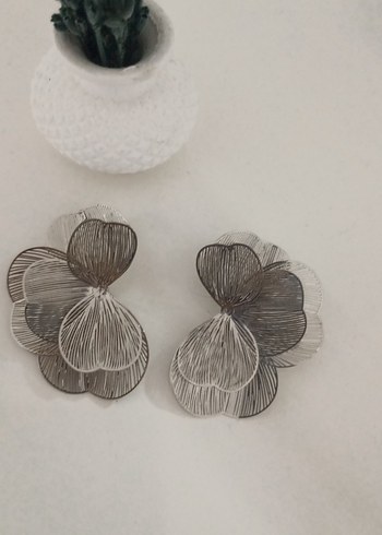 Bej Piliseli Çiçek Desenli Mini Kadın Küpe