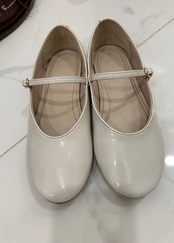 Zara Kız Çocuk Beyaz Tokalı Babet