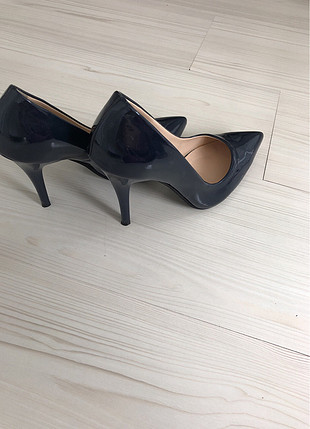 38 Beden Lacıvert stiletto 1 kez kullanıldı