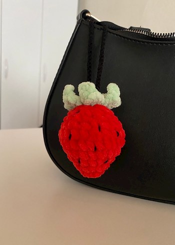 Amigurumi Kırmızı Çilek Anahtarlık Charm - Görsel 2