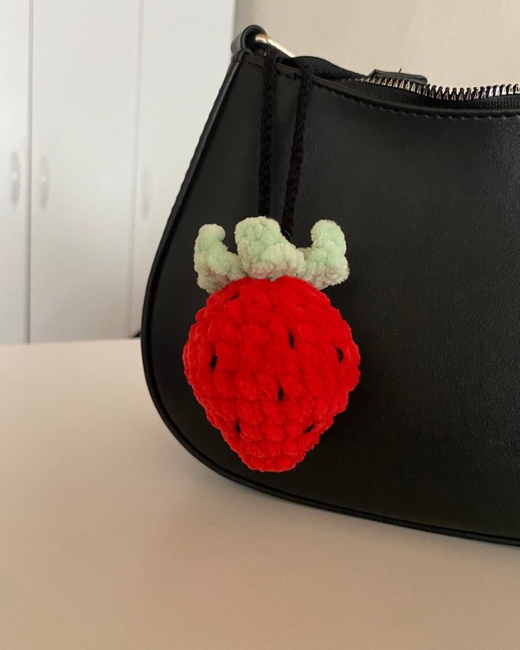 Amigurumi Kırmızı Çilek Anahtarlık Charm - Görsel 2