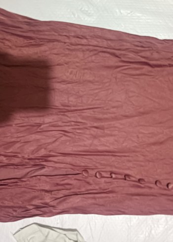 Gül kurusu renginde yırtmaç detaylı saten diz altı etek - Görsel 2