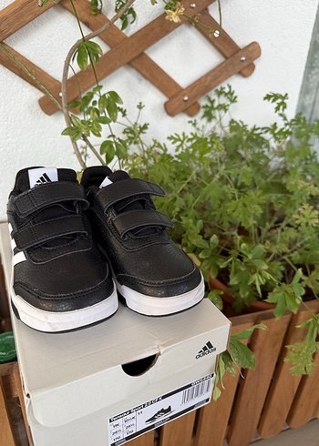 28 Beden Adidas Siyah Erkek Çocuk Spor Ayakkabı