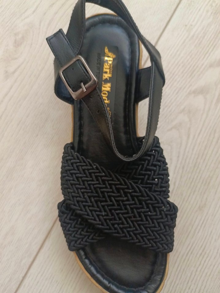 Siyah Dolgu Topuklu Örgü Detaylı Kadın Sandalet - Görsel 3