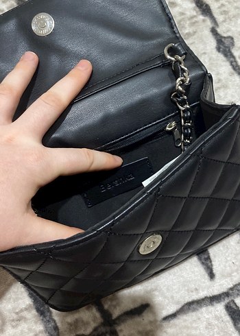 Bershka Siyah Deri Kapitone Tokalı Kol Çantası