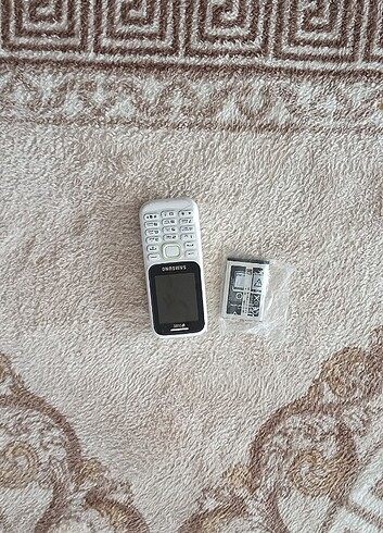 Sıfır kutusunda tuşlu Samsung telefon 