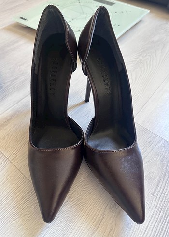 Kahverengi Deri Tokalı Stiletto