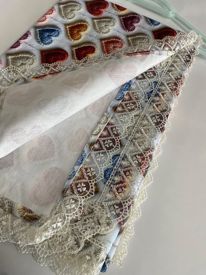 Nakışlı Çok Renkli Kalp Desenli masa örtüsü - Görsel 3