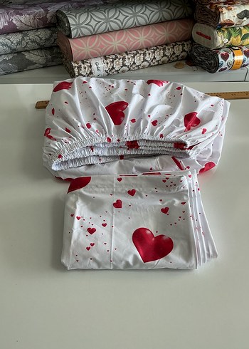 Kırmızı Kalp Desenli Beyaz Çarşaf Takımı - Görsel 2